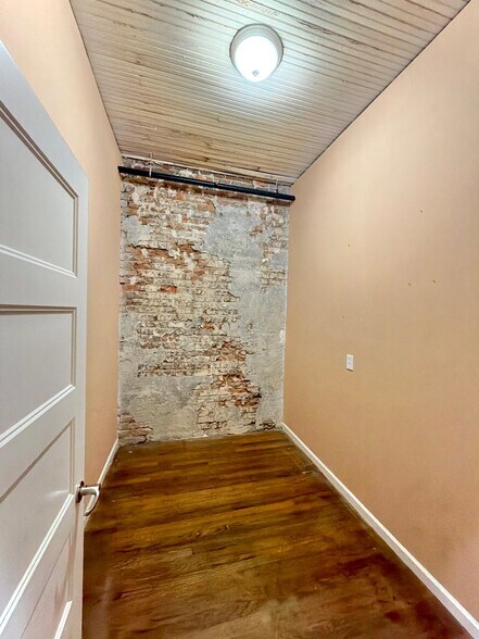 Building Photo - 427 College St