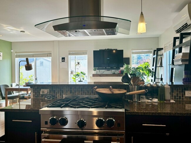 Building Photo - Amazing Phinney Ridge/Greenlake Home