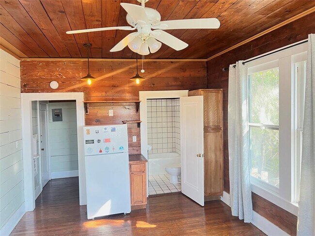 Building Photo - 703 W 11th St