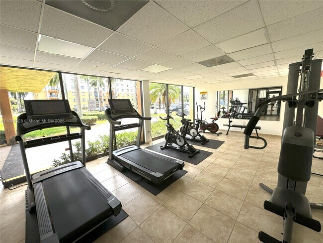 Building Photo - 9320 Fontainebleau Blvd