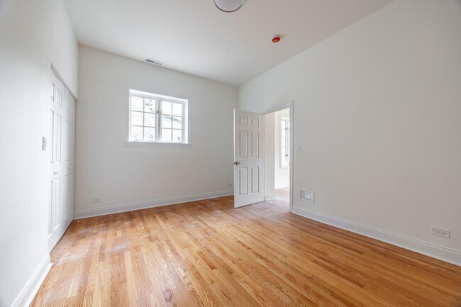 Building Photo - 3109 N Harding Ave