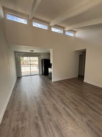 Building Photo - 3 bedroom 1 bath single level duplex
