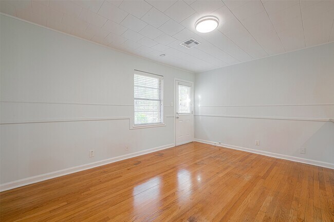 Building Photo - 4923 Poinciana Dr