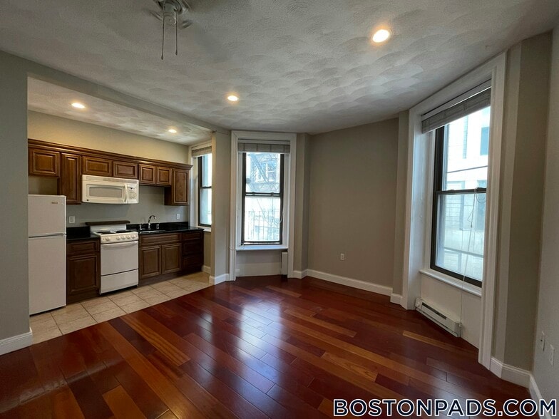 Building Photo - 250 Newbury St