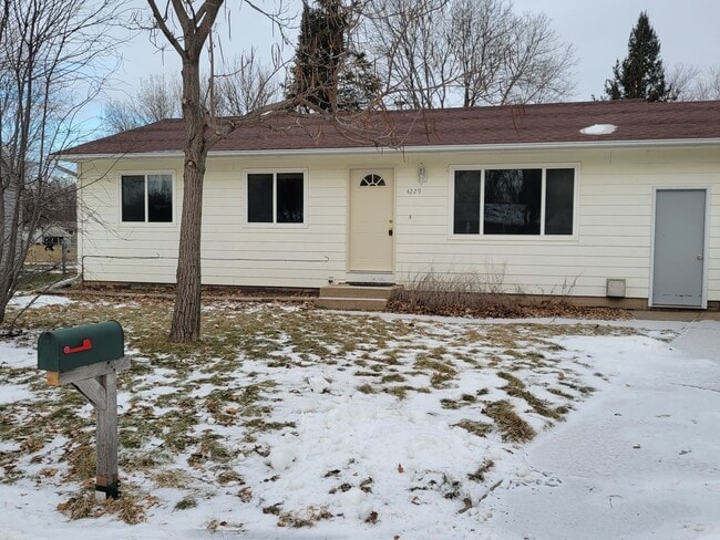 Building Photo - 4 BD, 2 BA - FENCED IN YARD, PRIVATE TRAILS, FINISHED UPPER AND LOWER LIVING AREAS, ATTACHED GARAGE!