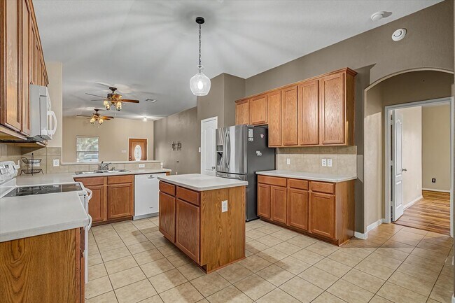 Building Photo - 630 W Newport Bend