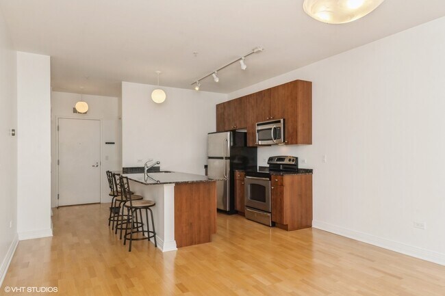 Building Photo - 565 W Quincy St