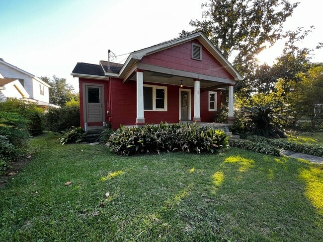 Building Photo - Three Bedroom, 2 Bathroom
