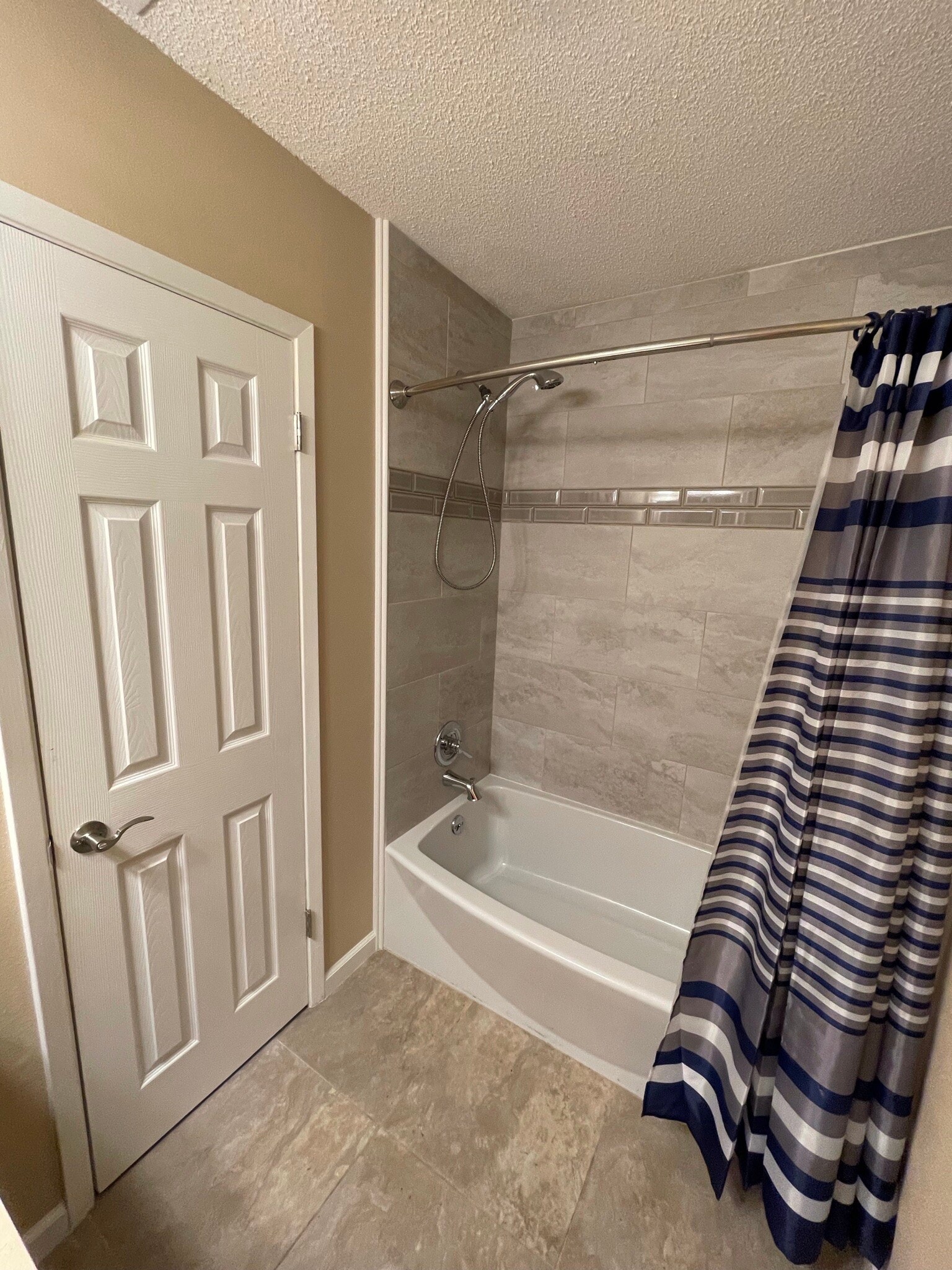Main bath tub/ shower - 307 Lincoln Ave