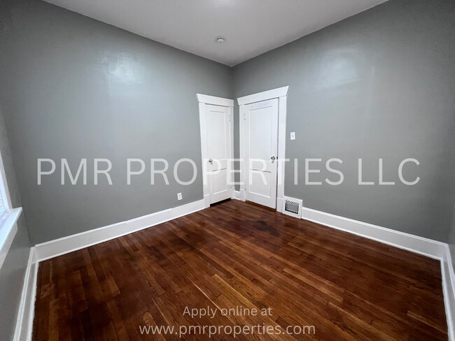 Building Photo - 2 Bedrooms / 1 Bathroom House