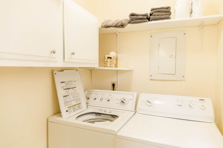 Building Photo - 39 Southwicke Dr