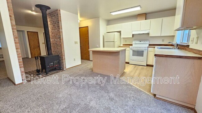 Building Photo - 1334 NE Jasmine Ln