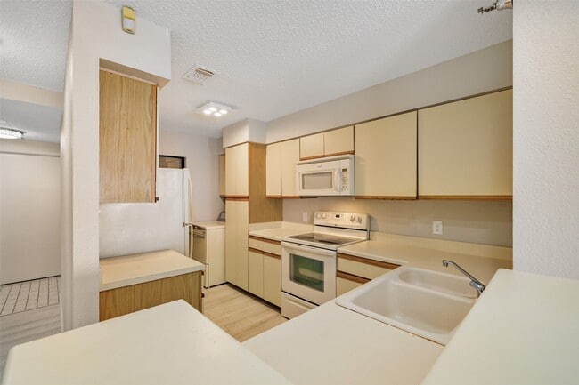Building Photo - 7700 Seawall Blvd
