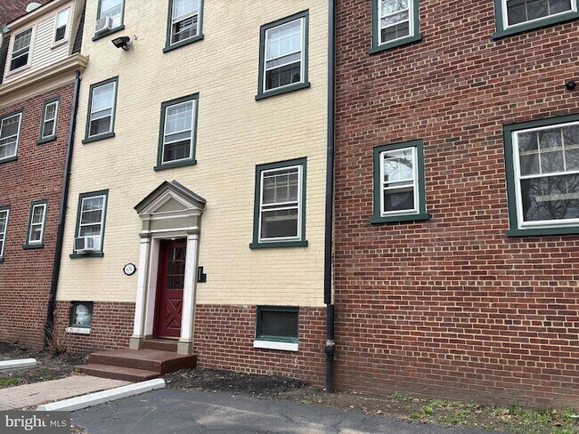Building Photo - 676 Perth Pl