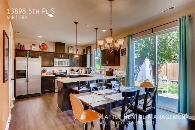 Building Photo - Burien - Rare 6 Bedroom Home Hidden Betwee...