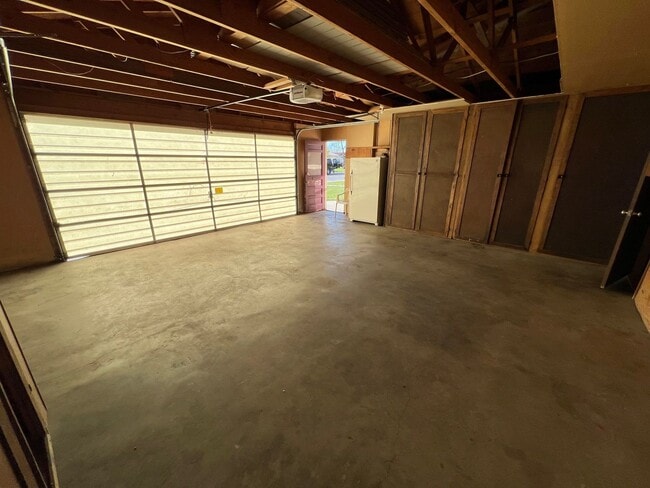 Building Photo - 3 Bed 2 Bath House with Attached 2 Car Garage & Trailer Parking