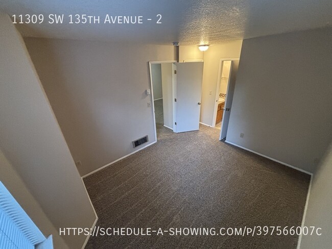 Building Photo - 3 BD 2BA 1100 sq ft w/ GARAGE, W/D hk up, ...