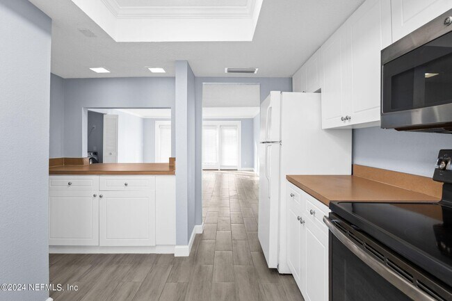 Building Photo - 3870 Mission Dr