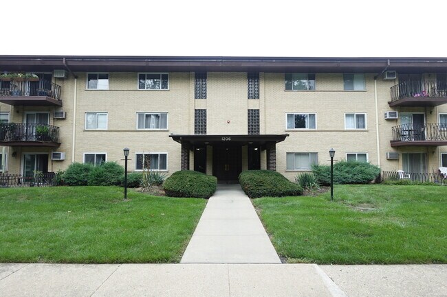 Building Photo - 1206 E Fairview St