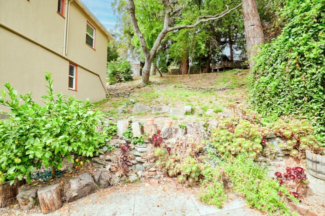 Building Photo - 733 Grosvenor Pl