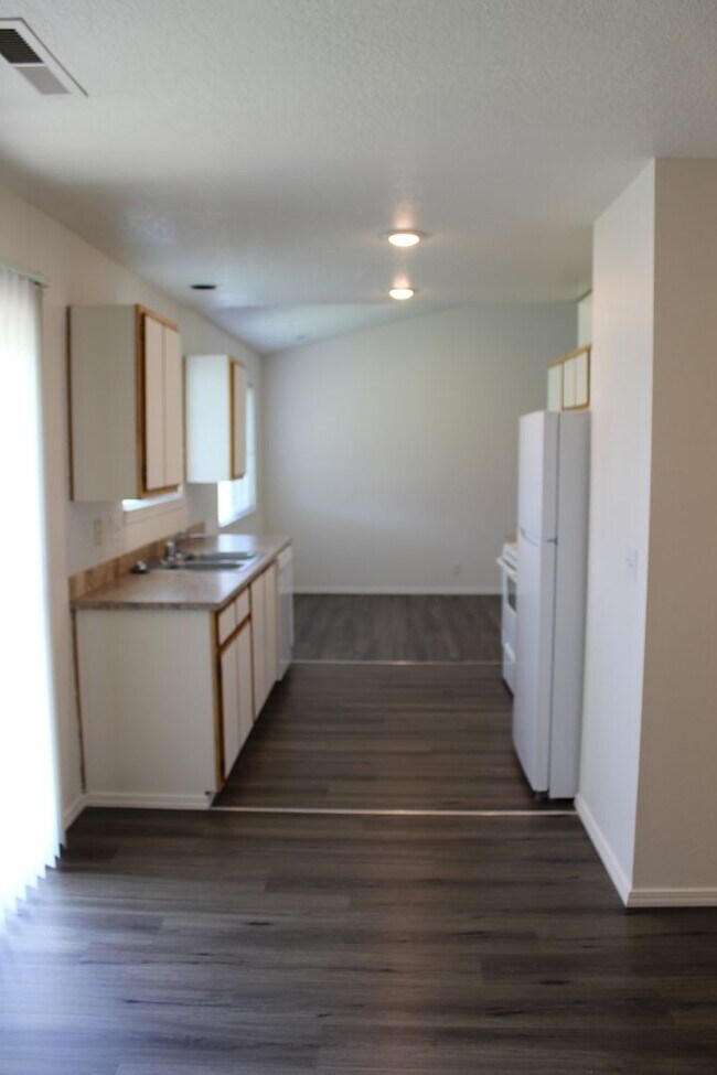 Building Photo - 4 bedroom, 2.5 bath home in quiet Scappoose neighborhood