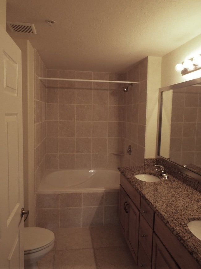 Building Photo - 13100 Bella Casa Cir