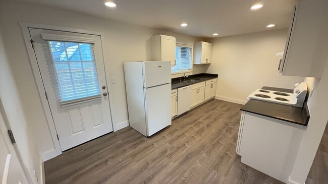 Building Photo - Cozy upgraded 2 bedroom duplex w/ attached 1 car garage in Lakewood available now!