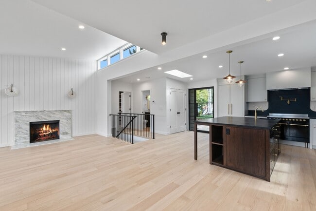 Building Photo - 3bd/2.5ba Seattle House