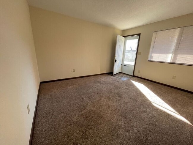 Building Photo - 1406 Magnolia W