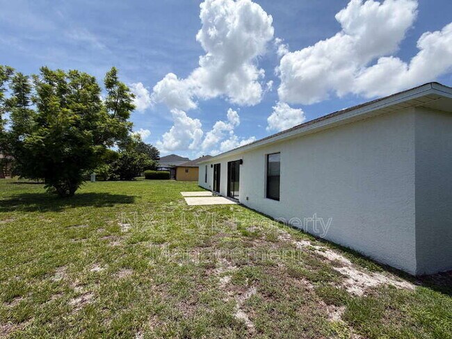 Building Photo - 842 SW 39th Terrace