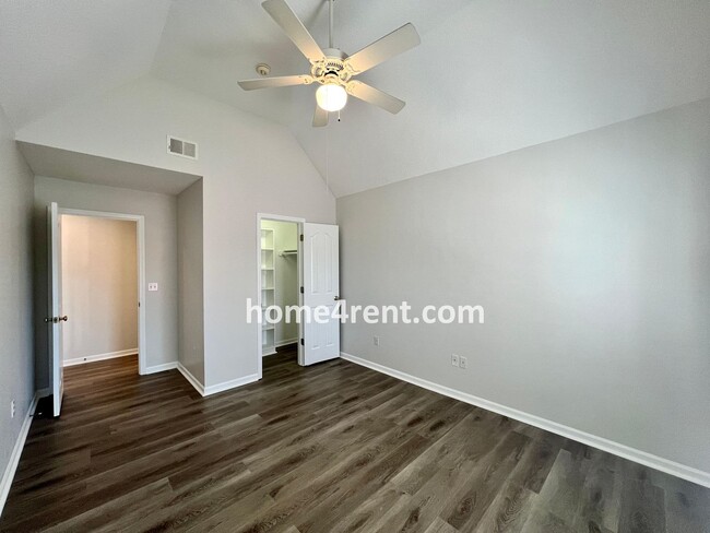 Building Photo - Beautiful Overland Park w/ Wood Floors Thr...