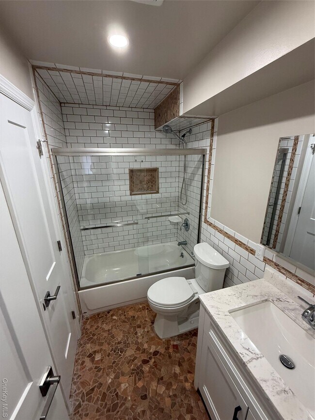 Building Photo - 185 W Park Ave