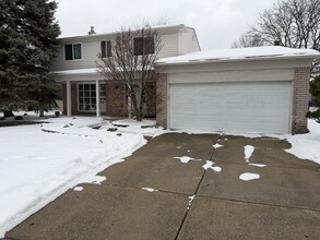 Building Photo - 3550 Kings Point Dr