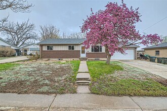 Building Photo - Great location! Updated 3Bed/2Bath Ranch with full basement, wood floors, and large fenced-in-yard!