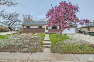 Building Photo - Updated 3Bed/2Bath Ranch with full basemen...