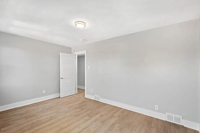 Building Photo - 408 E 8th Ave