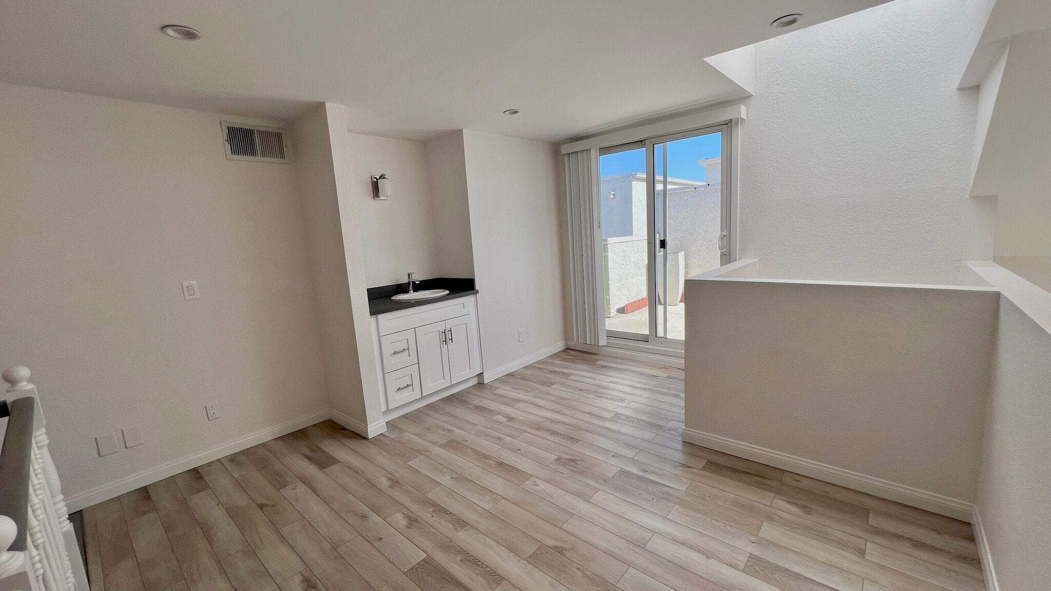 Building Photo - 5420 Sylmar Ave