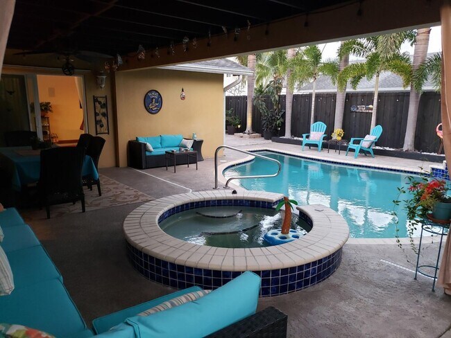 Building Photo - 1402 SW 25th Ave