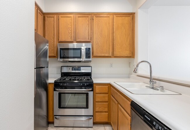 Building Photo - *Special* 3 bedroom townhome located In Rancho Carrillo!