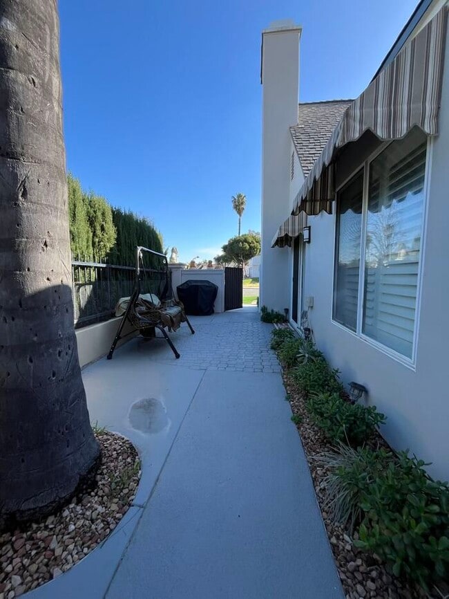 Building Photo - Charming 2BD Home w/ High Ceilings & Spacious Backyard – 4/3