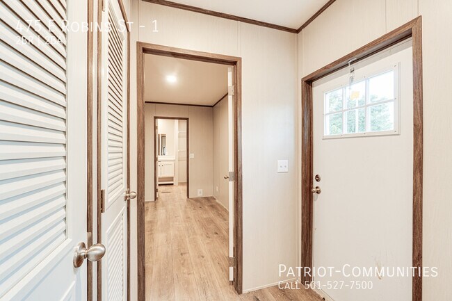 Building Photo - 475 E Robins St