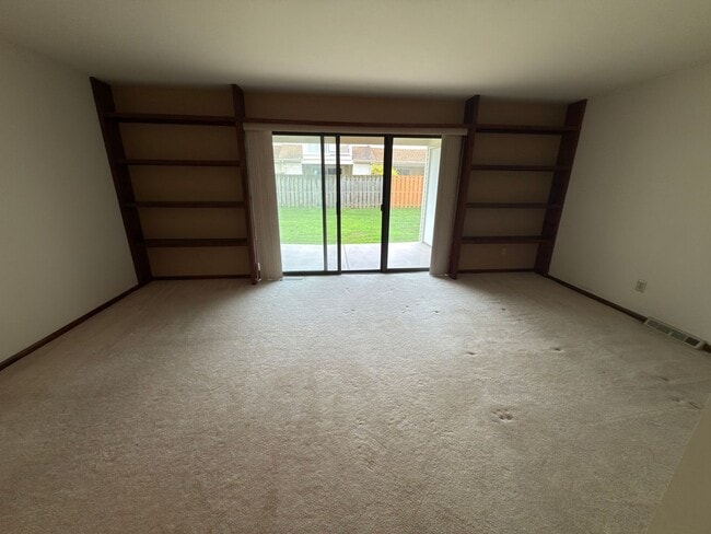 Building Photo - 3BR+BSMT Townhome (Tapestry) with COUNCIL ...