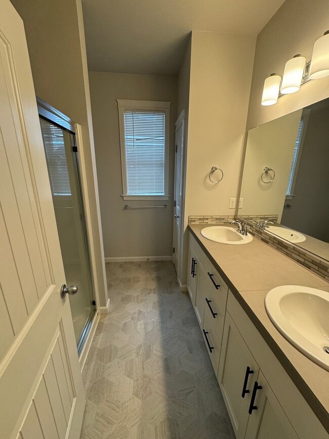 Building Photo - Charming 3-Bedroom Home