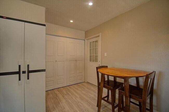 Building Photo - 110 Real Woods View E