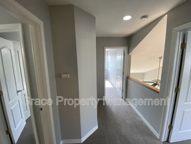 Building Photo - 930 Button Rock Dr
