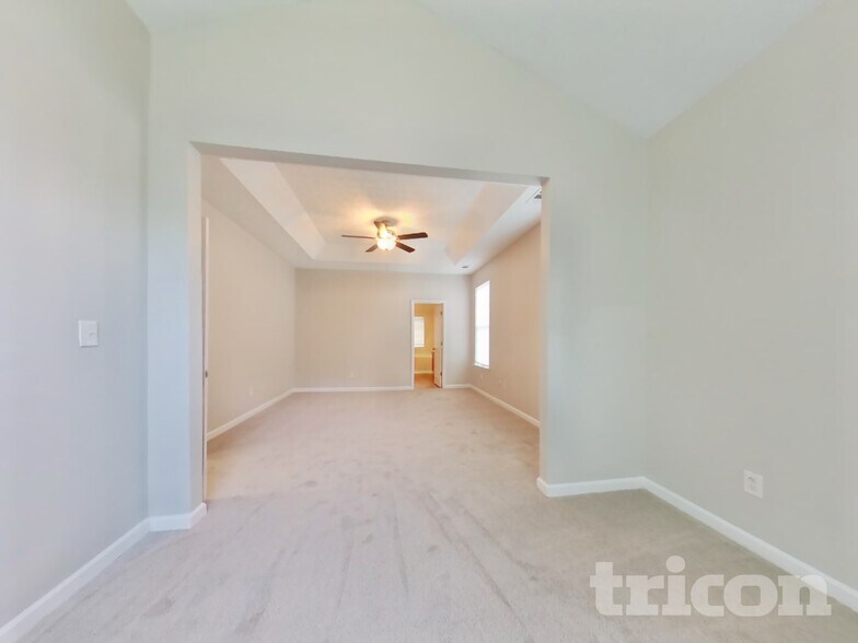 Building Photo - 5746 Lakeside Dr