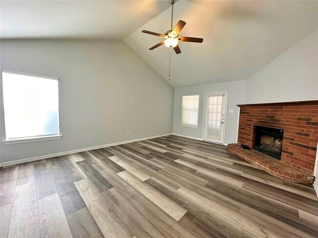 Building Photo - 814 N Riverside Dr