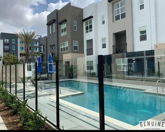 Building Photo - Tri-Level Townhouse in Irvine!