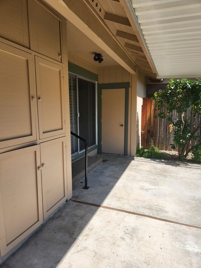 Building Photo - Very nice 2 Bd, 2 Bath Triplex w/yard in OAKMONT - Oakmont is a senior community.
