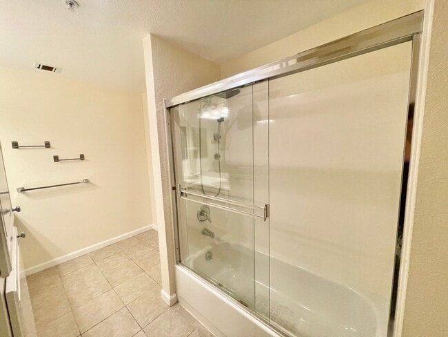 Building Photo - 2BD/2BA Spacious Crocker Amazon Condo, Gat...
